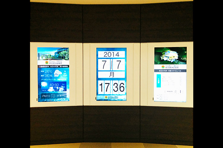 大型医療施設内３画面縦型デジタルサイネージ